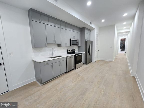 3-bedroom apartment in Petworth 4