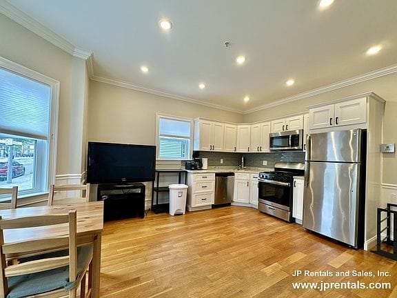 2-bedroom apartment in Jamaica Plain 3