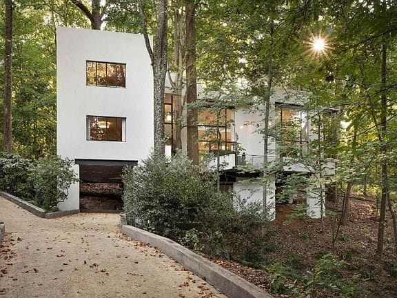 3-bedroom apartment in Lake Claire 1