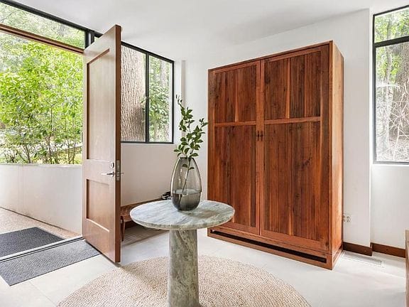 3-bedroom apartment in Lake Claire 6