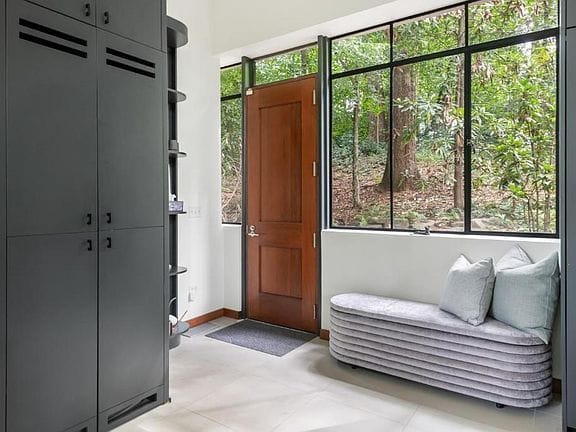 3-bedroom apartment in Lake Claire 8