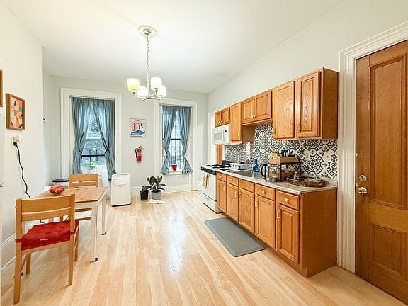 1-bedroom apartment in Roxbury 2