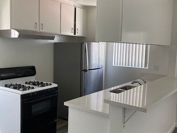 1-bedroom apartment in Koreatown 3