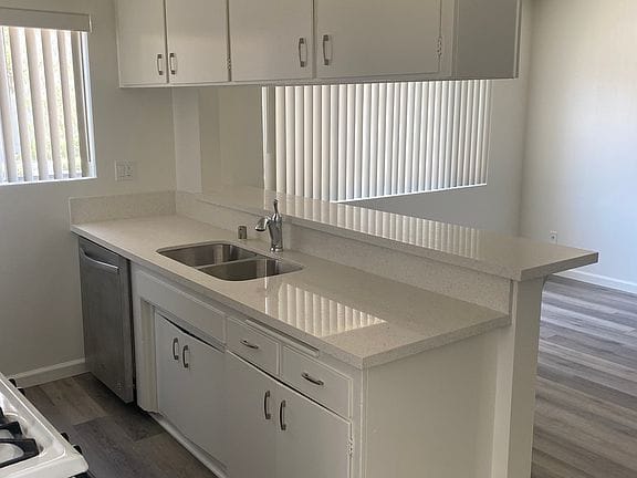 1-bedroom apartment in Koreatown 4