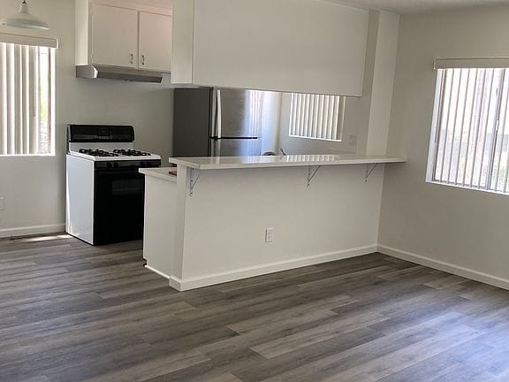 1-bedroom apartment in Koreatown 5