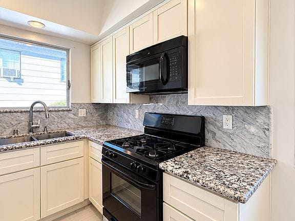 Studio apartment in Hollywood Hills West 3