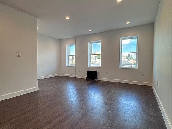 3-bedroom apartment in Flushing 1