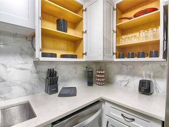 3-bedroom apartment in Venetian Hills 11