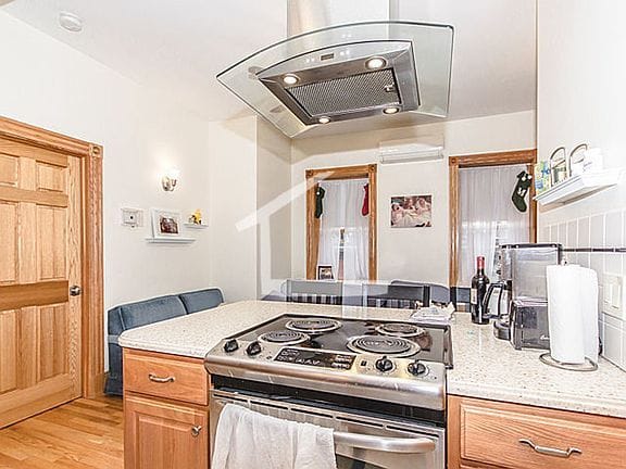 2-bedroom apartment in Beacon Hill 9