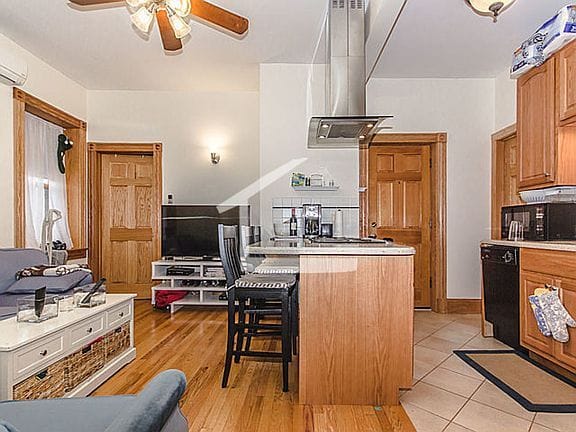 2-bedroom apartment in Beacon Hill 10