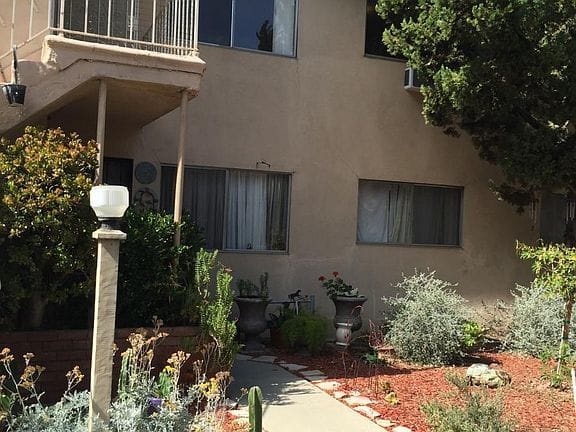 2-bedroom apartment in Reseda 2