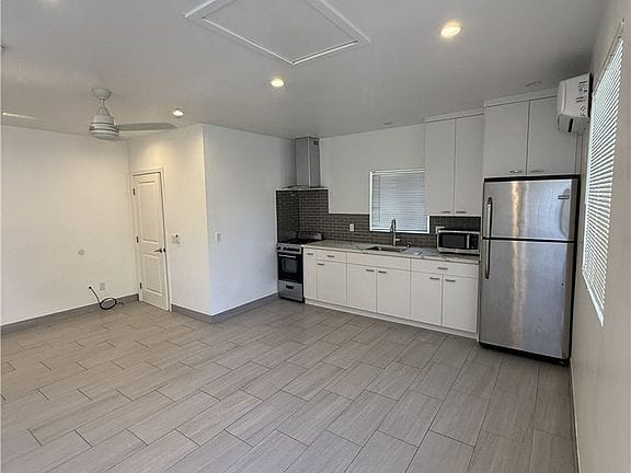 Studio apartment in Reseda 3