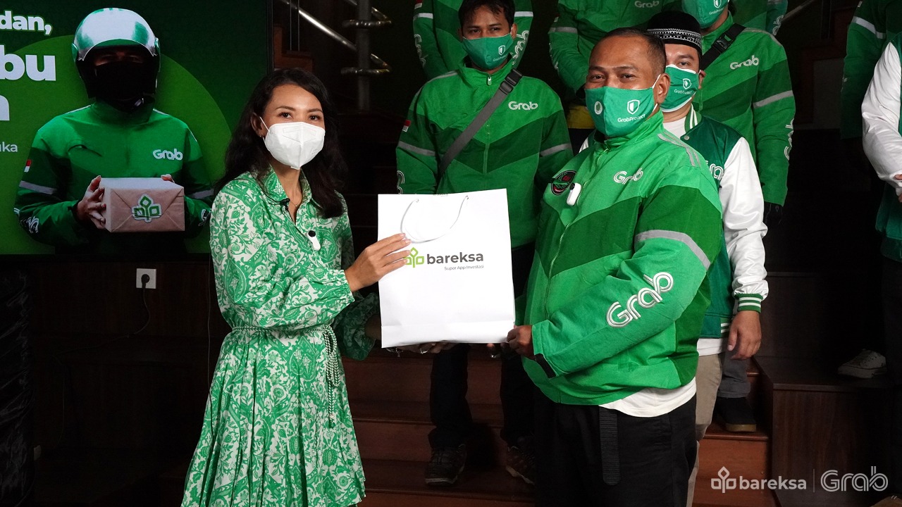 Bareksa & Grab Salurkan Paket Berbuka untuk 1.000 Mitra Pengemudi Grab 