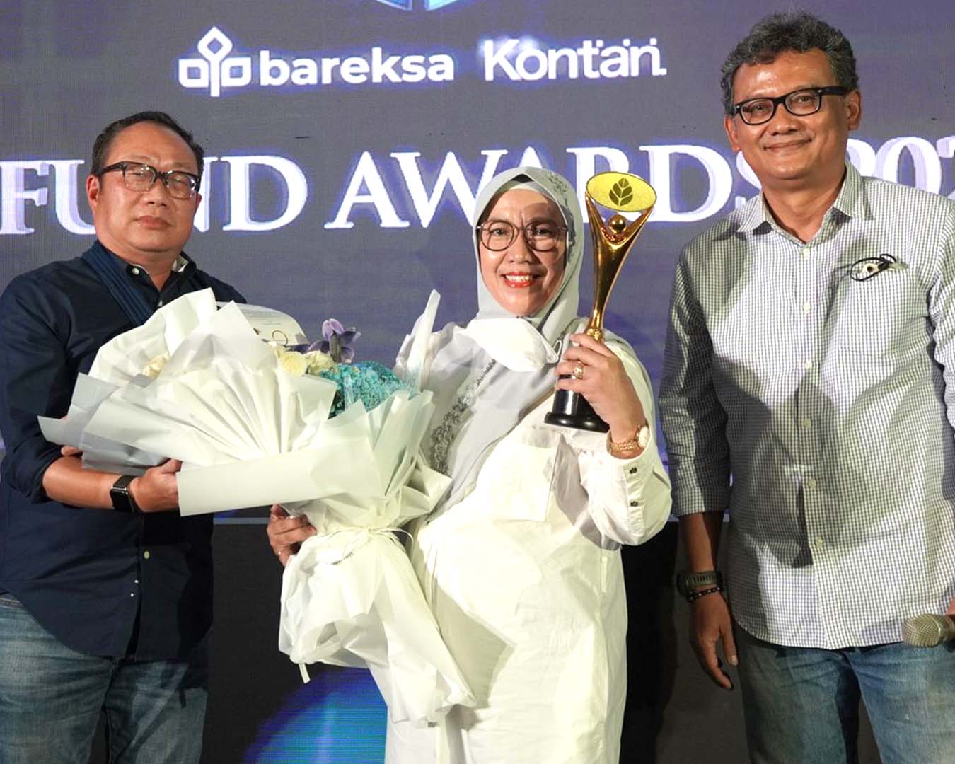 Wakil Ketua OJK 2017-2022 Nurhaida Raih Penghargaan Tokoh Pasar Modal Bareksa-Kontan Fund Awards 