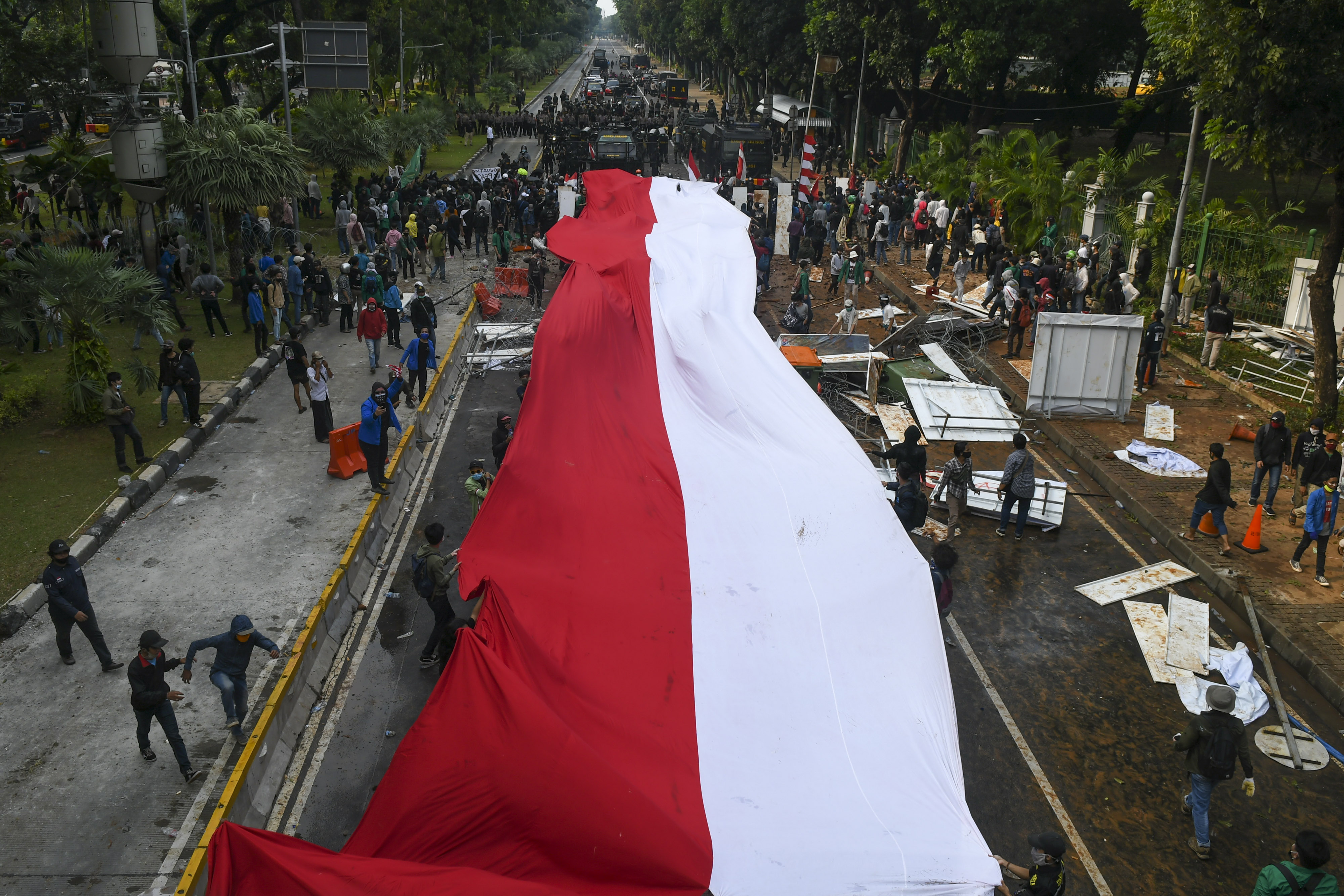 Berita Hari Ini: Dividen Bebas Pajak; Keberadaan Naskah Omnibus Law