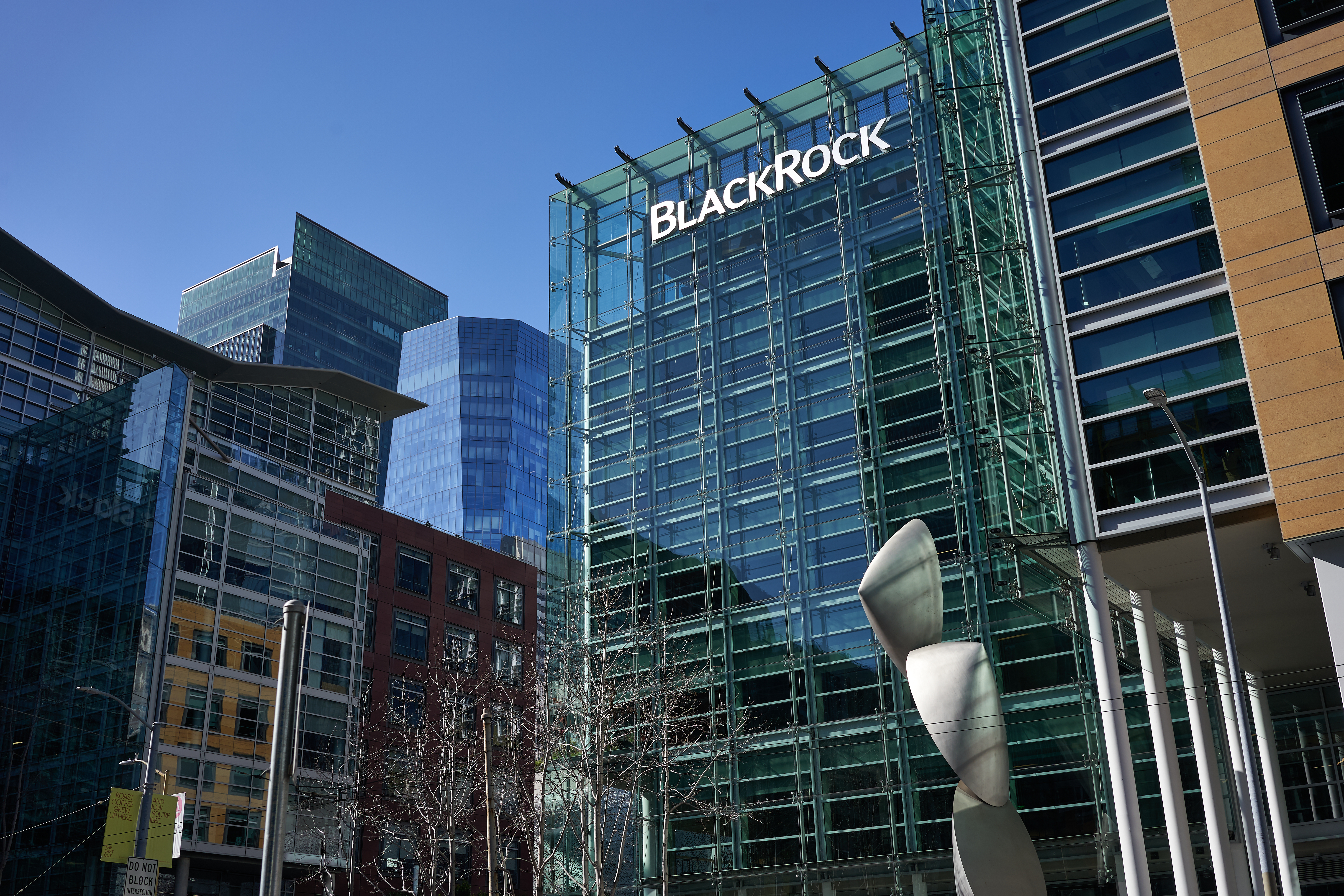 Berita Hari Ini : Wacana Pembubaran BlackRock, Vanguard & State Street, Harga Minyak Melesat