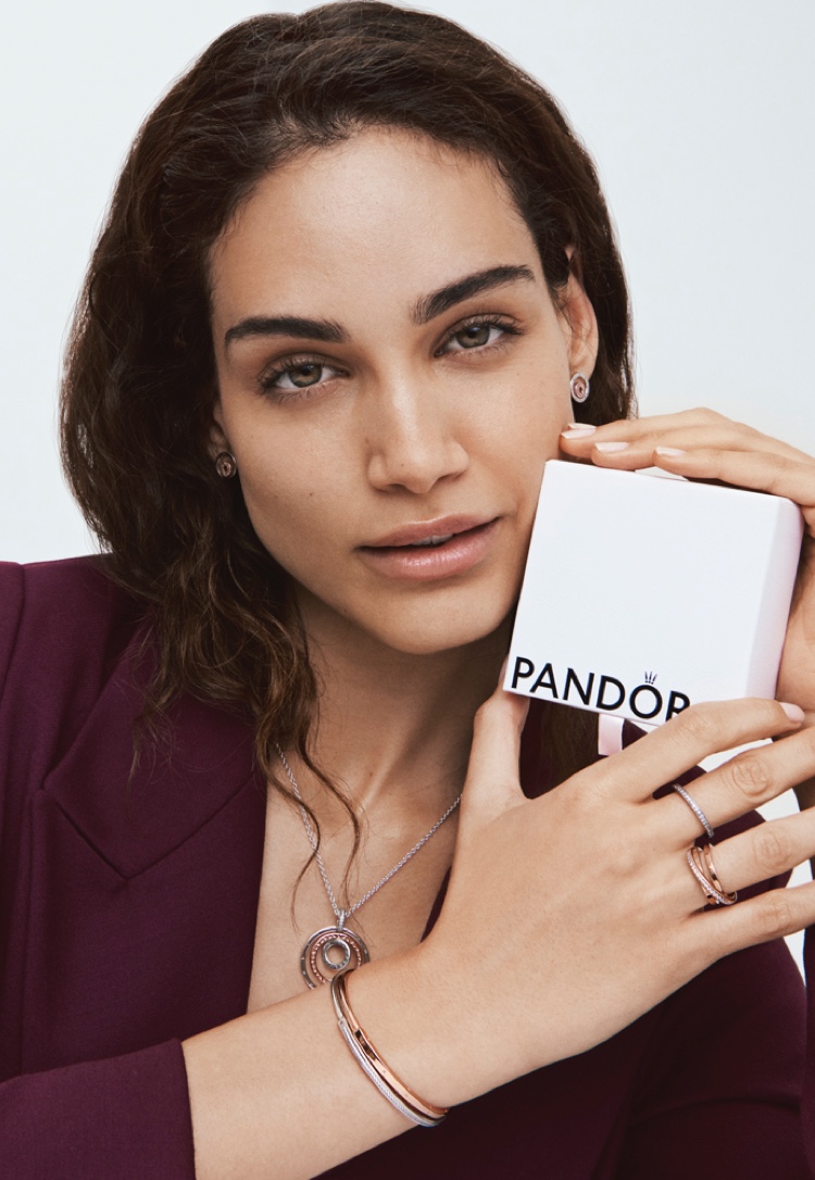 😃 Your jewelry box is missing this! Come discover what's in the Pandora Signature collection 😃