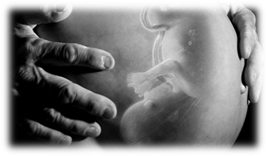 Imagem em preto e branco de pessoa com a mão no rosto

Descrição gerada automaticamente com confiança média