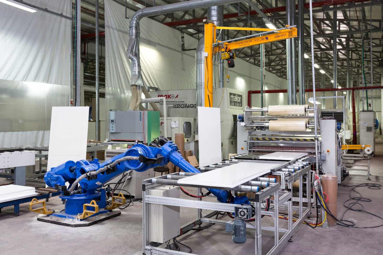 תמונה של מכונות רובוטיות במפעל היצור