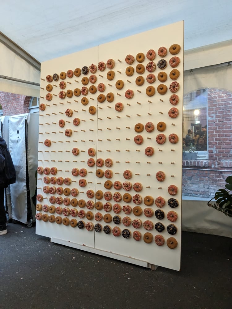 No podía faltar&nbsp;la foto de la pared de donas. Yo no suelo comer cosas chatarras, pero fue irresistible no tomar una 🍩 Fuera de las donas, nos mantuvieron alimentados con una calidad y nutrición excepcional.&nbsp;