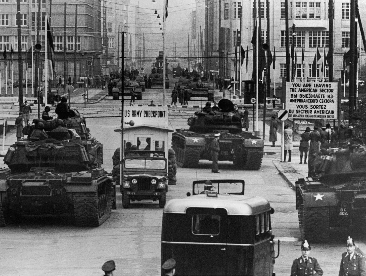 [Sourcet: USAMHI - http://www.army.mil/article/46993/standoff-in-berlin-october-1961/, Public Domain, https://commons.wikimedia.org/w/index.php?curid=16657120]