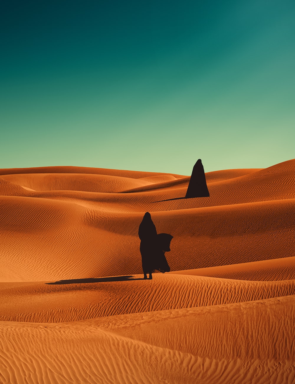 uma pessoa de pé no meio de um deserto