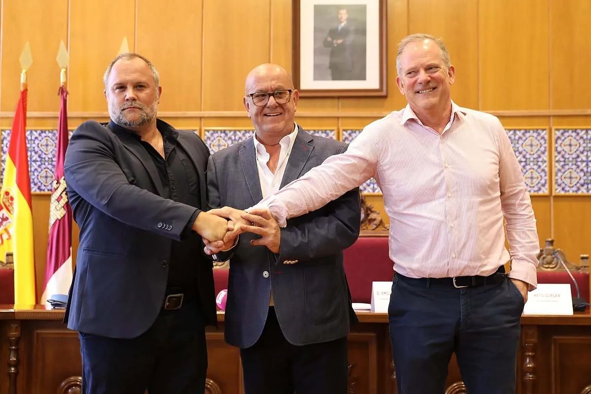 Edgemode CEO Charlie Faulkner, Mora mayor Emilio Bravo, and Bloom Energy executive Reto Zueger present the data center project in Mora, Toledo.