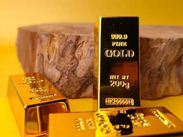 Gold prices in Pakistan rose Rs2,400 per tola to Rs424,236 on Saturday, tracking a global recovery.