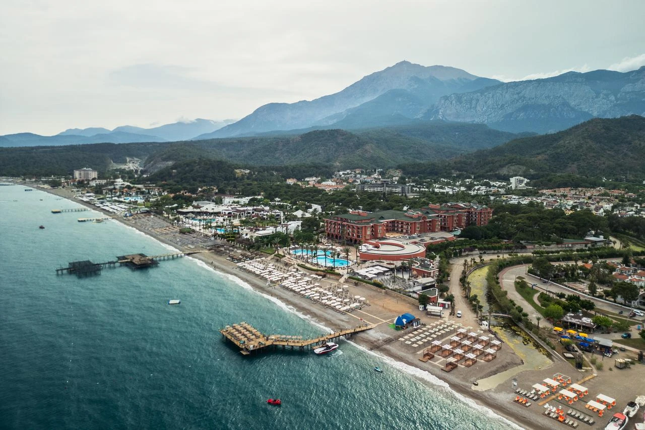 Turkish Resorts Slash Prices Amidst Regional Conflict and Economic Pressures