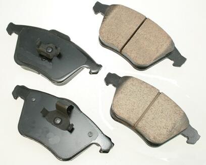 SAAB Volvo Disc Brake Pad Set - Front 31212184 - Akebono Euro Ultra-Premium EUR915A