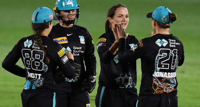 Brisbane Heat edge past Adelaide Strikers in last-ball thriller 