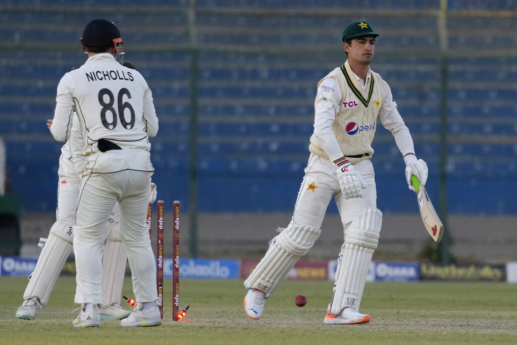 Late surge of wickets helps New Zealand solidify its grip on the 2nd Test