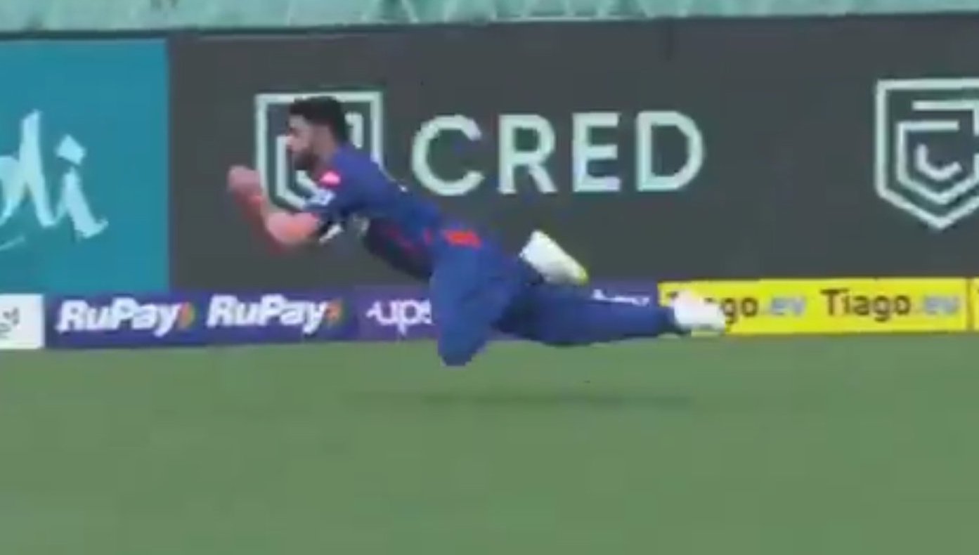 [Watch] Naveen-ul-Haq Takes a 'Flying' Catch to Dismiss Abhinav Manohar