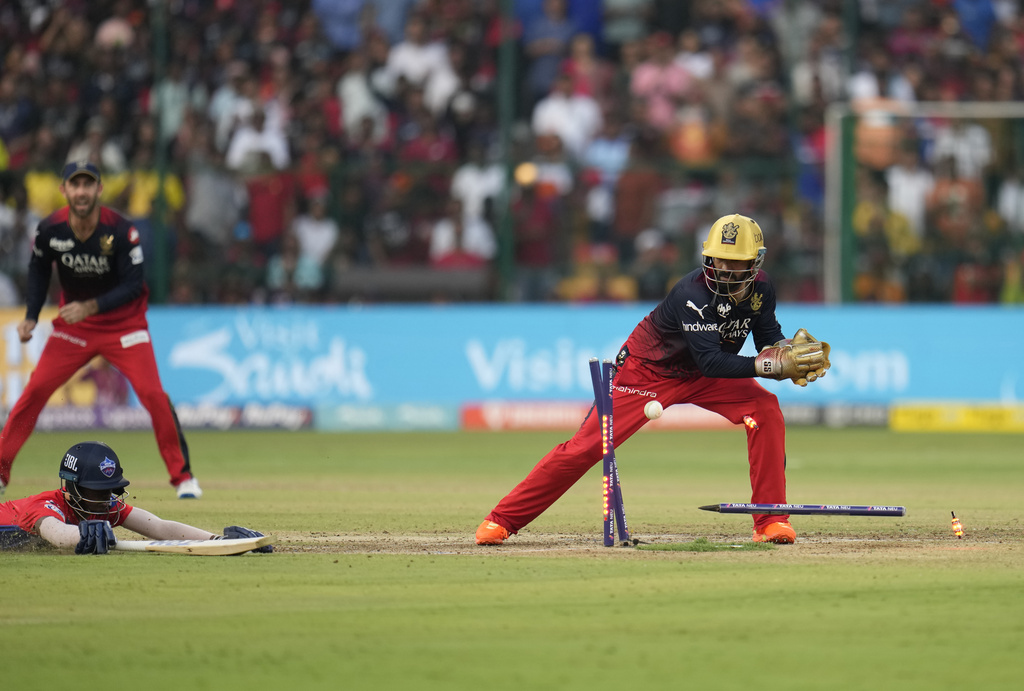 Why Dinesh Karthik is Not Keeping Today for RCB?