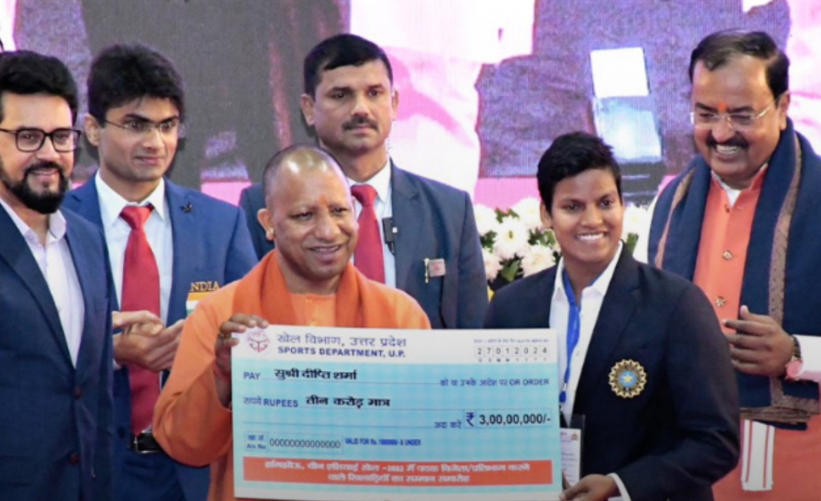 Deepti Sharma Receives INR 3 Cr & DSP Post From CM Yogi Adityanath