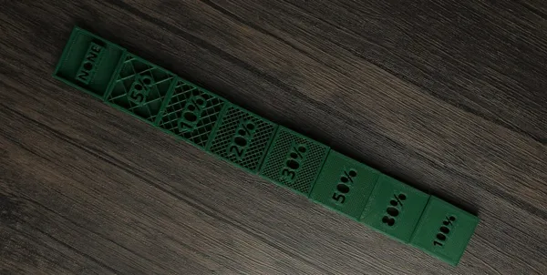 Tira de prueba impresa en verde con muestras de densidad de relleno desde 0% hasta 100%
