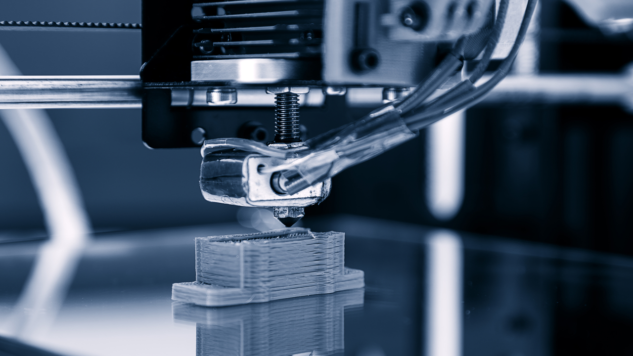 Extrusor de impresora 3D FDM depositando filamento capa por capa sobre la cama