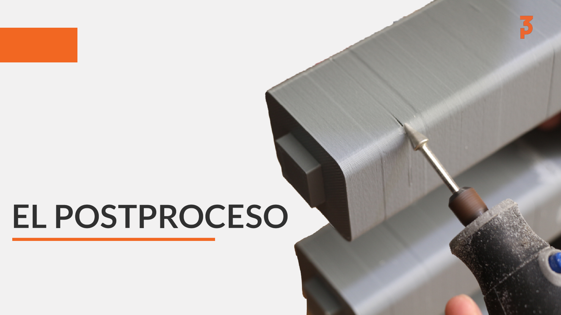 Herramienta rotativa retirando material de una pieza gris impresa en 3D durante el postproceso