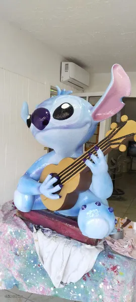 Escultura de Stitch tocando el ukulele impresa en 3D a tamaño real y pintada para el desfile