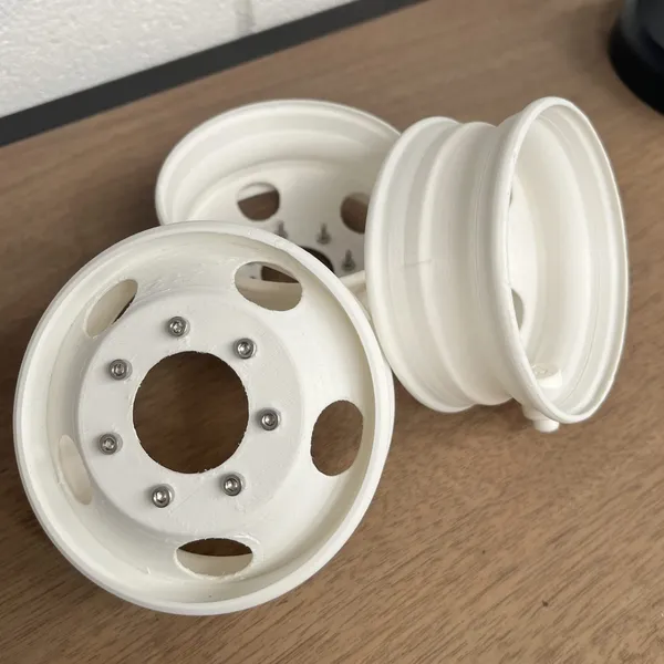 Rines a escala impresos en 3D en blanco con tornillería metálica, ejemplo de pieza personalizada