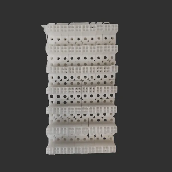 Lote de conectores blancos impresos en 3D, producción en cantidad sin necesidad de molde