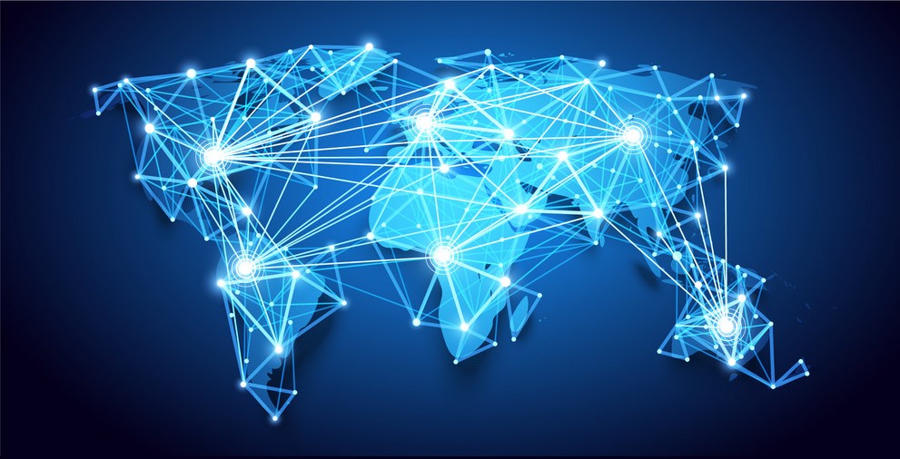 Mapa mundial con conexiones luminosas que representa las cadenas de suministro globales
