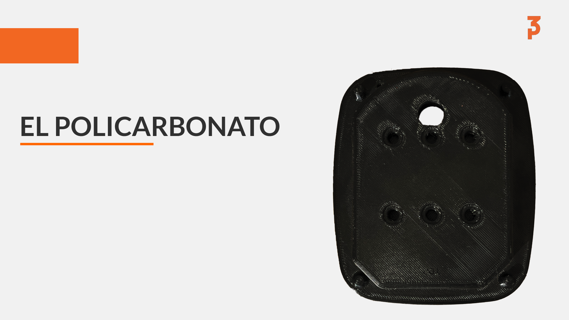 Portada sobre el policarbonato con una tapa negra impresa en 3D con varios orificios