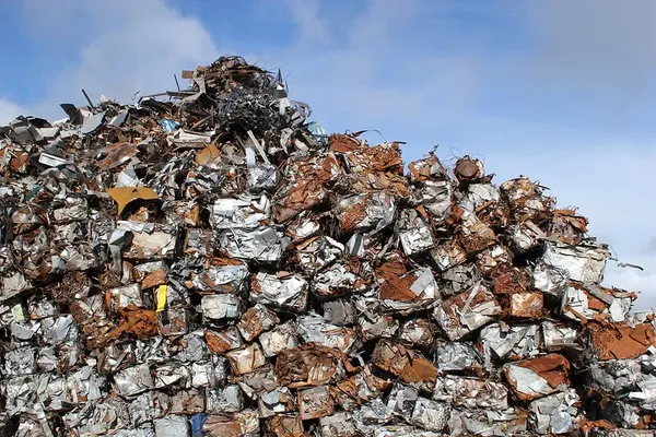 Montaña de chatarra metálica compactada lista para separación de scrap y reciclaje