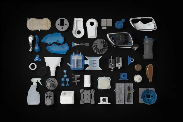 Colección de piezas impresas en 3D de distintos materiales y colores para varios sectores