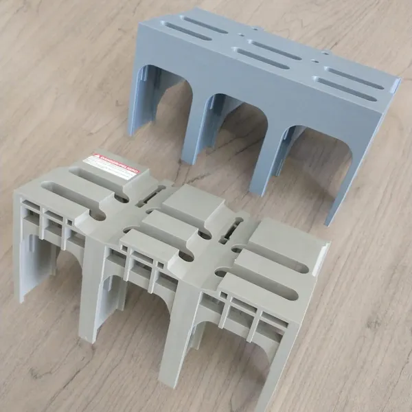 Pieza original desgastada junto a su réplica impresa en 3D, fabricada por ingeniería inversa