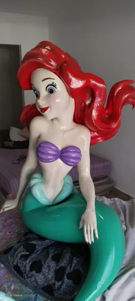 Escultura de La Sirenita impresa en 3D a tamaño real, ya pintada con cabello rojo y cola verde