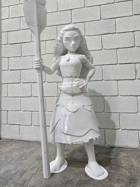 Moana impresa en 3D en blanco con las uniones visibles entre las secciones ensambladas