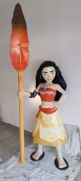 Escultura de Moana con su remo impresa en 3D a tamaño real, terminada y pintada