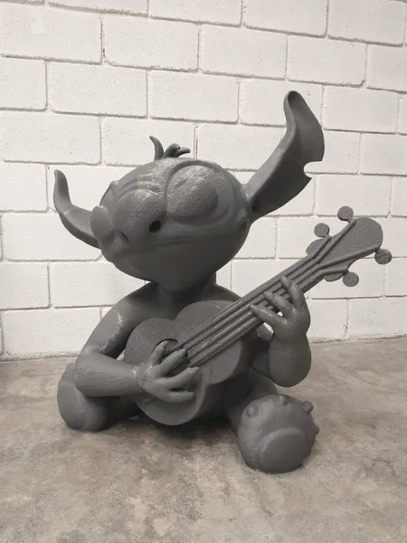 Stitch con ukulele recién impreso en 3D en filamento gris, sin postprocesado ni pintura